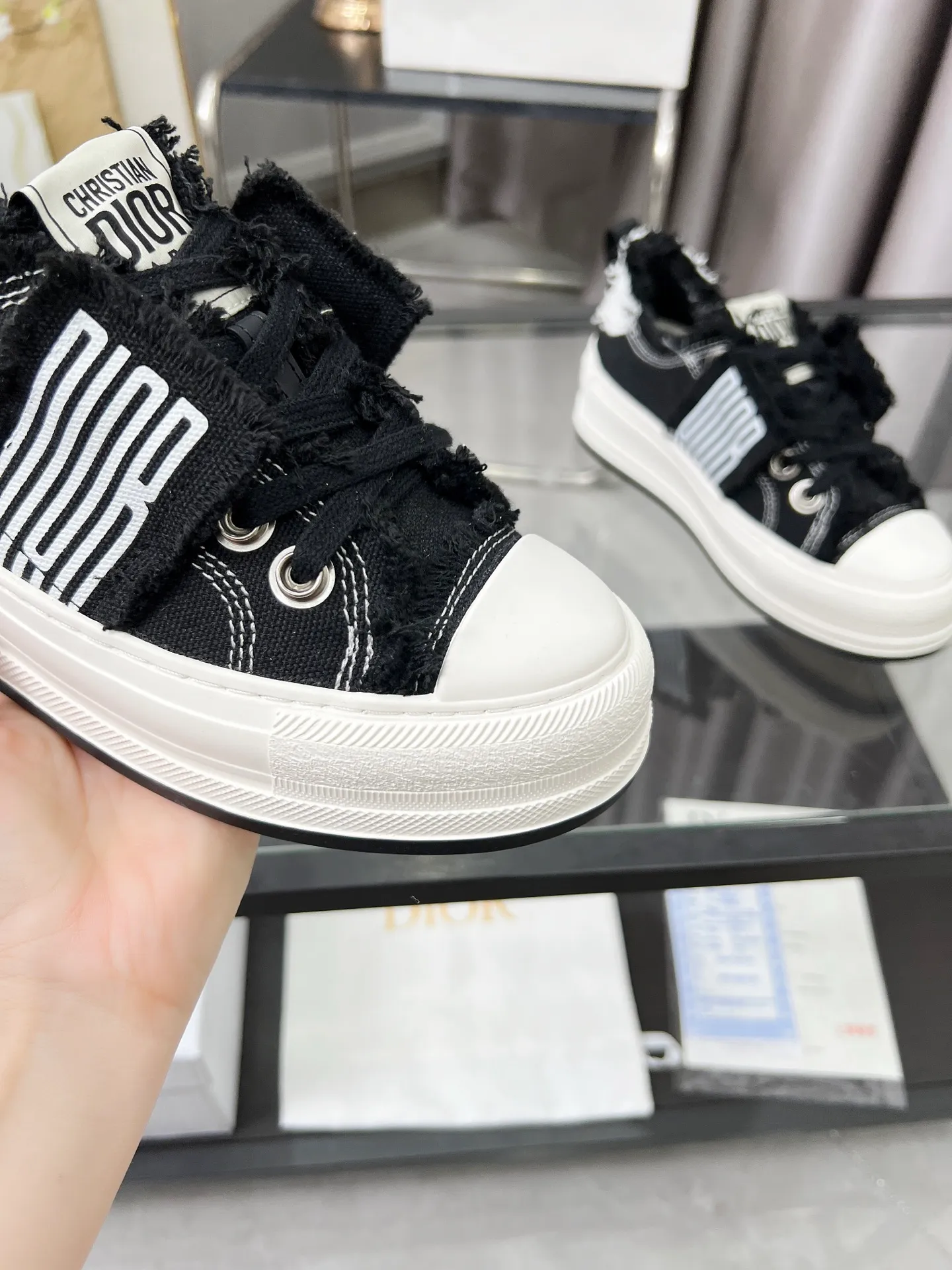 Men’s Men’s Shoes 💰480 Dior Dior 2025 Presbyopia Embroidery Thick-soled Canvas Shoes Casual Sneakers This Walk’n’Dior thick-soled sneaker is a fashionable item that enhances the style of the series. Oblique printed cotton embroidered upper with comfortable platform sole, tongue and Christian Dior Homme 💰aris signature laces. Can add fashionable temperament to any casual look Size: 35-45